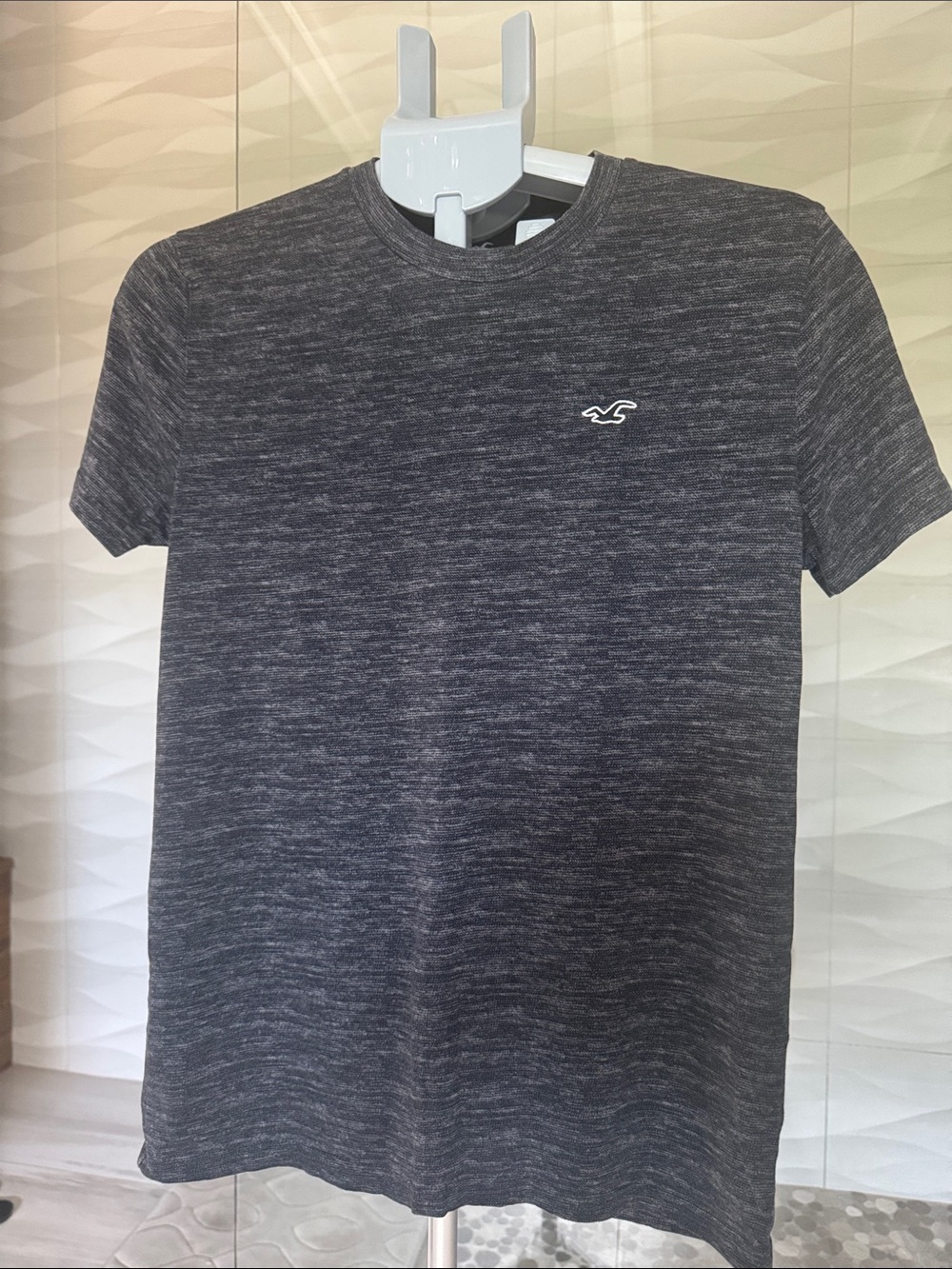 Hollister Men’s Black/Gray Short Sleeve Crew Tee Small